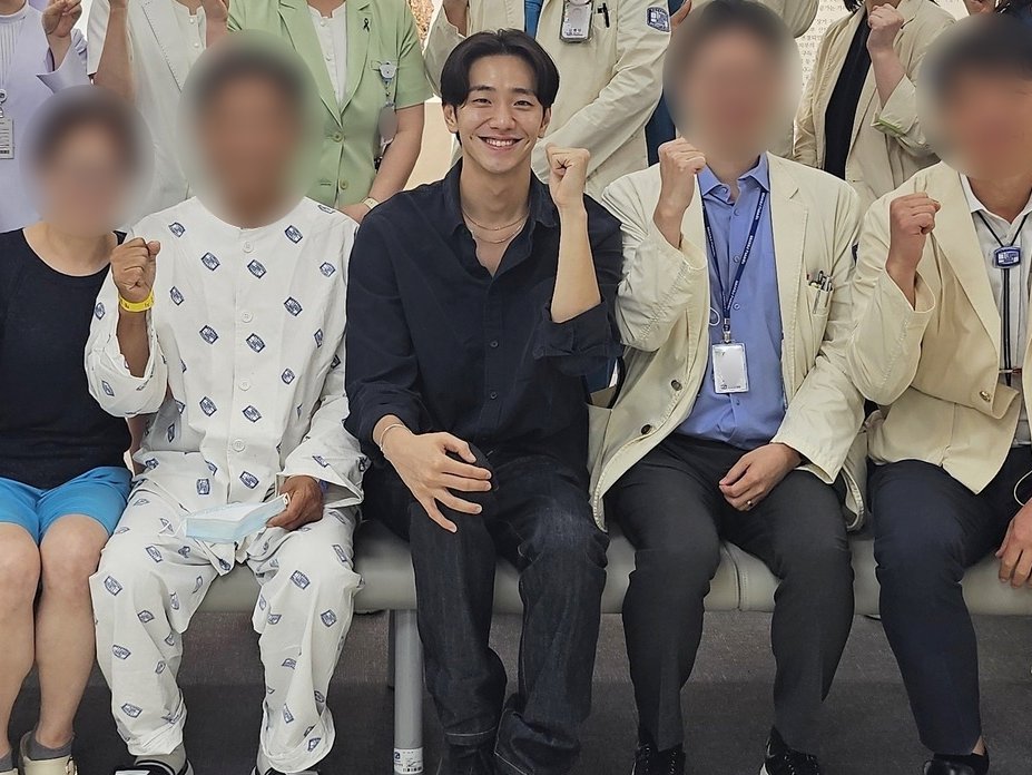 Actor Nam Yoon-soo (center) and his family and medical staff. Captured from Catholic University Eunpyeong St. Mary's Hospital Instagram