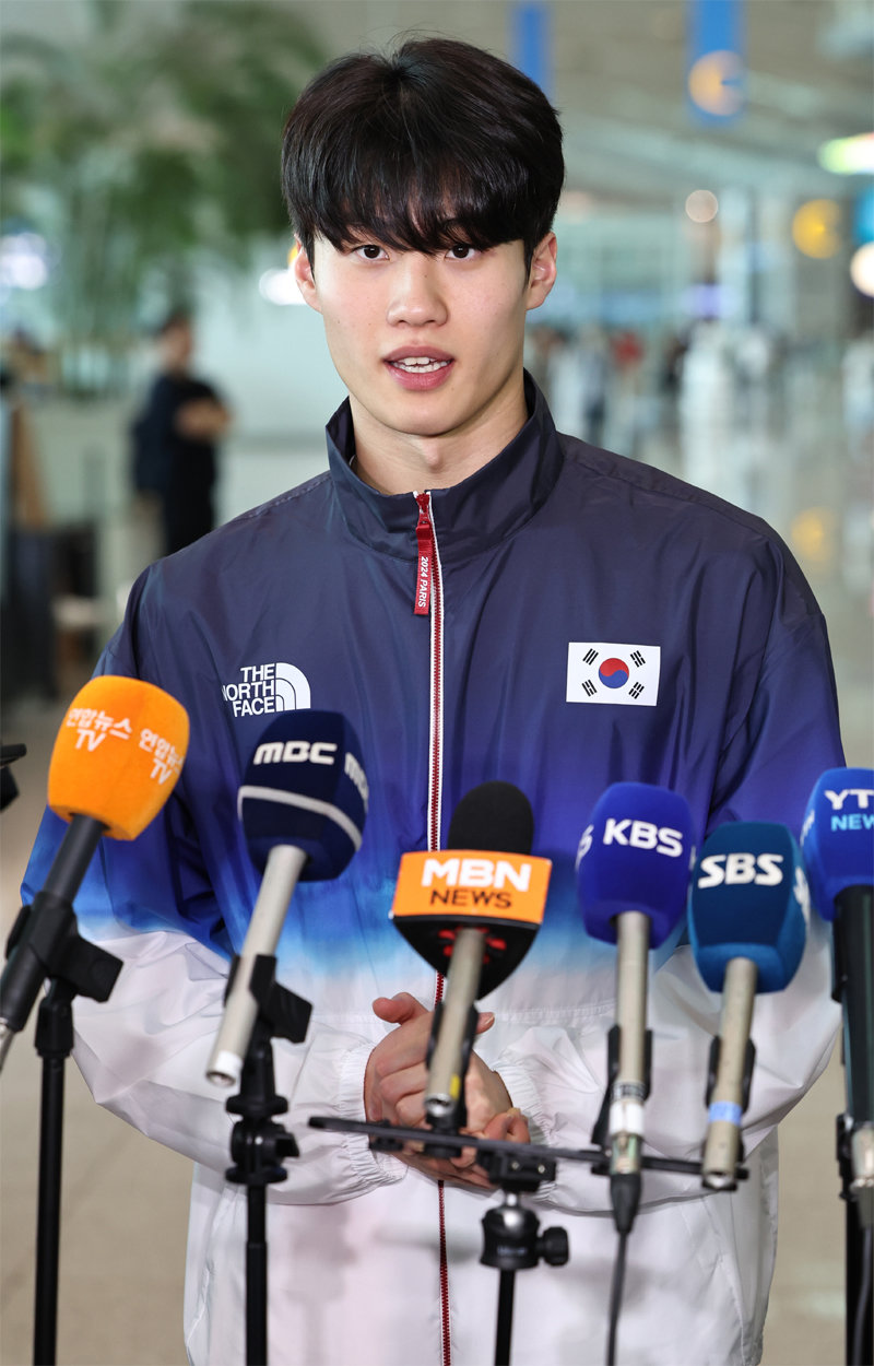 파리 올림픽에 출전하는 수영 국가대표 황선우. 16일 프랑스로 떠나기 전 인천국제공항 출국장에서 각오를 밝히고 있다. 인천=뉴시스