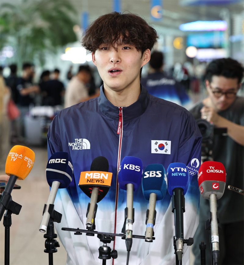 Kim Woo-min, seleção nacional de natação que compete nas Olimpíadas de Paris, expressa sua determinação no saguão de embarque do Aeroporto Internacional de Incheon antes de partir para a França no dia 16.  Incheon = neoses