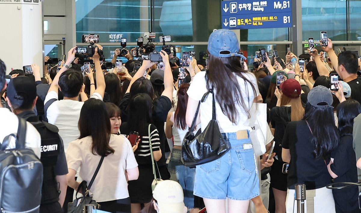 과잉 경호 논란에 휩싸인 배우 변우석이 홍콩에서 열린 아시아 팬미팅 일정을 마치고 16일 오후 인천국제공항 제2터미널을 통해 입국하고 있다. 뉴스1