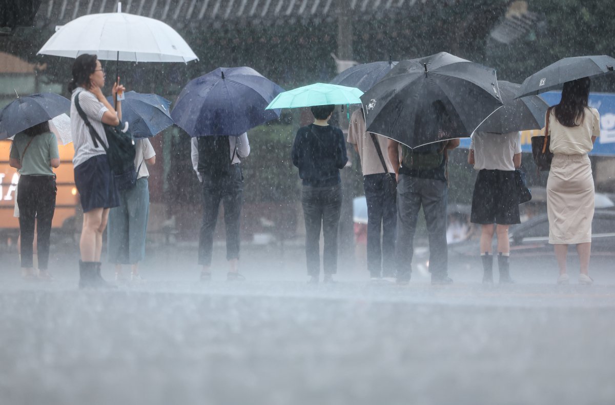 서울을 비롯한 수도권지역에 호우특보가 내려진 17일 서울 종로구 광화문사거리에서 우산을 쓴 시민들이 발걸음을 재촉하고 있다. 2024.7.17. 뉴스1