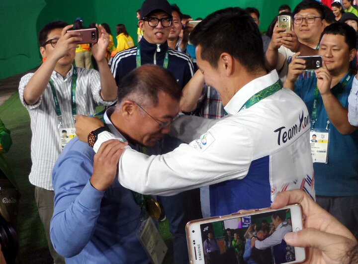 President Jeong Ui-seon of the Korea Archery Association wears the gold medal he received from Koo Bon-chan, who won the men's individual archery event at the 2016 Rio de Janeiro Olympics. News 1 DB