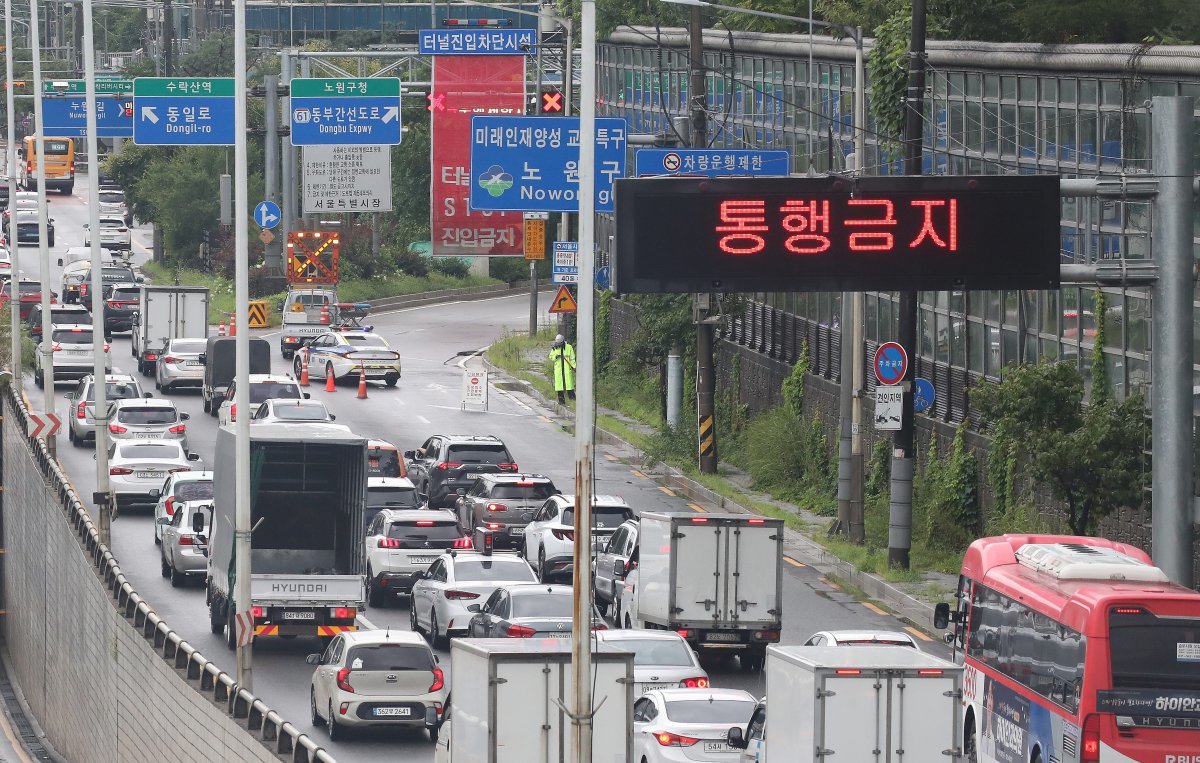 경찰이 17일 서울 노원구 수락지하차도 입구를 통제해 인근도로가 정체되고 있다. 서울시는 중부지방 집중호우로 중랑천 수위가 상승함에 따라 이날 오전 9시 7분부로 동부간선도로 전구간(수락지하차도~성수JC)을 통제한다고 밝혔다. 2024.7.17/뉴스1