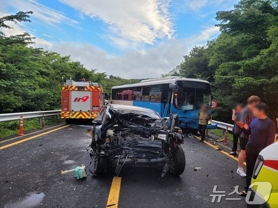 제주시와 서귀포시를 연결하는 산간도로인 5·16도로에서 무면허 운전을 하다 교통사고를 내고 도주한 40대가 음주 사실을 시인했지만, 음주 수치를 확인하기 어려워 ‘음주운전 혐의’ 적용은 어려울 전망이다. 사고 당시 모습.(제주동부경찰서 제공) 뉴스1