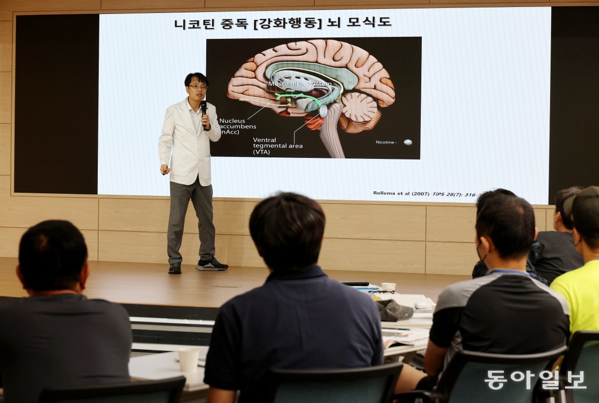 11일 경기 안양시 경기남부금연지원센터에서 열린 금연캠프 참가자들이 센터장인 백유진 한림대성심병원 가정의학과 교수의 강연을 듣고 있다. 보건복지부는 2015년부터 중증·고도 흡연자의 금연을 위해 4박 5일간 금연캠프를 진행하고 있다. 안양=전영한 기자 scoopjyh@donga.com