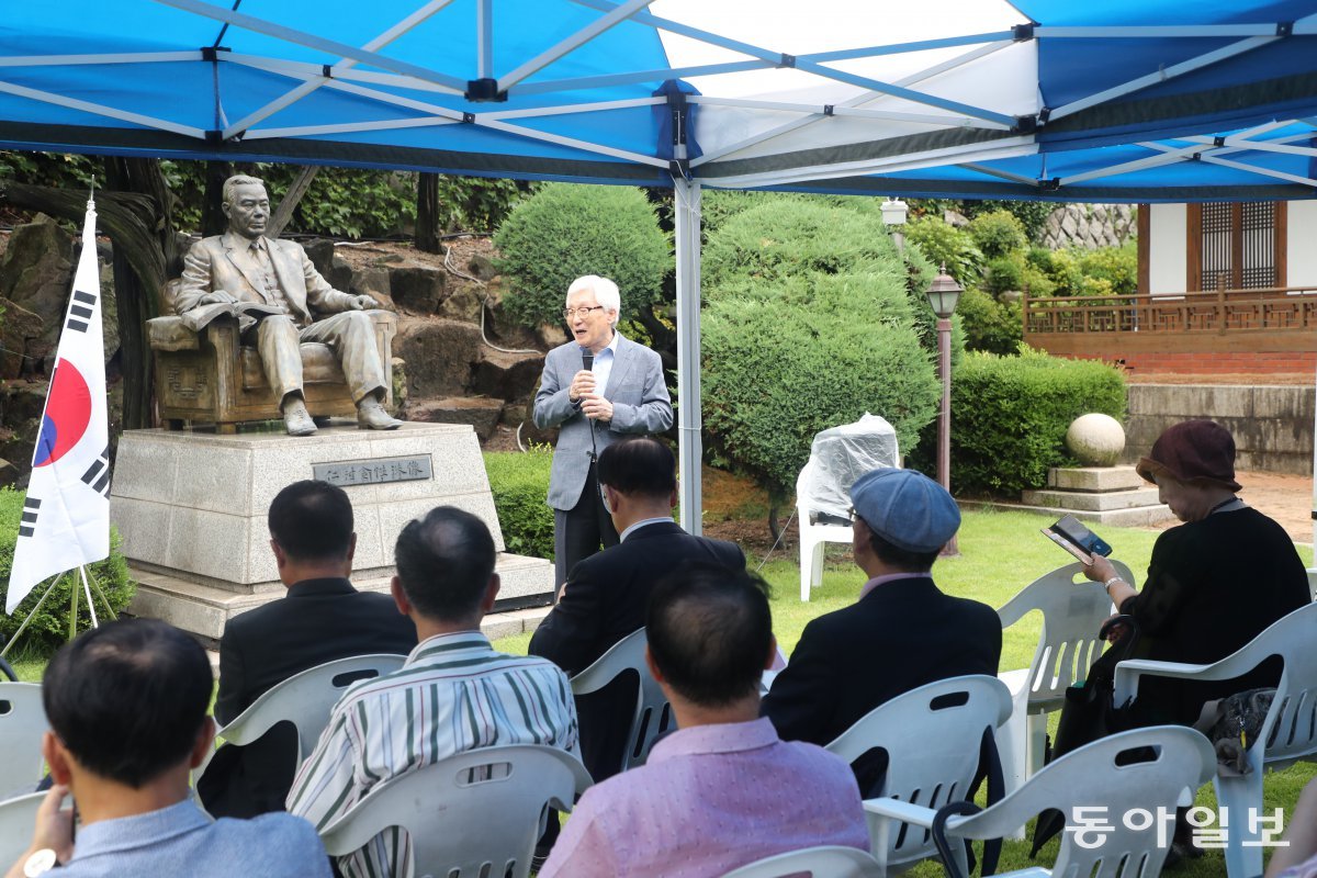 제헌절인 17일 서울 종로구 계동 인촌 선생 고택에서 이진강 인촌기념회 이사장이 축사를 하고 있다. 이날 인촌사랑방 및 동우회 회원 30여 명은 1945년 광복 이후 건국에 핵심적 역할을 했던 인촌 김성수 선생을 기렸다. 
김동주 기자 zoo@donga.com