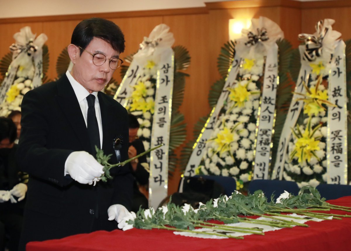 가수 고(故) 현철(본명 강상수)의 영결이 18일 서울 송파구 서울아산병원 장례식장에서 대한민국가수장으로 진행됐다. 고인은 지난 15일 밤 오랜 투병 생활 끝에 별세했다. 향년 82세. 고인은 경추 디스크 수술 이후 요양을 이어오다, 결국 안타까운 사망 소식을 전했다. 한편 지난 1942년 태어난 고 현철은 동아대학교 경영학과에 진학했으나 자퇴 후 지난 1969년에 곡 ‘무정한 그대’로 데뷔했다. 이후 1970년대 부산에서 ‘현철과 벌떼들’을 결성해 활동하다 1980년대 해체하고 솔로로 전향했다. 고인은 1980년대 곡 ‘앉으나 서나 당신 생각’으로 대중적으로 큰 인기를 끌었으며 ‘사랑은 나비인가봐’를 시작으로 ‘앉으나 서나 당신 생각’ ‘봉선화 연정’ 등으로 송대관, 태진아, 설운도와 함께 트로트 4대 천왕으로 불리기도 했다. (공동취재)2024.7.18/뉴스1