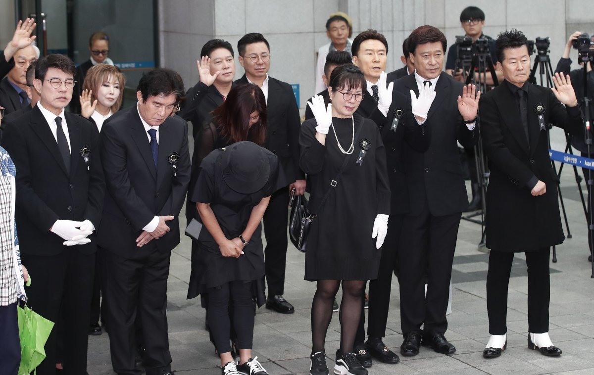 가수 고(故) 현철(본명 강상수)의 발인식이 18일 서울 송파구 서울아산병원 장례식장에서 엄수되고있다. 후배 가수들이 고인과 마지막 인사를 나누고 있다. 2024.7.18/뉴스1