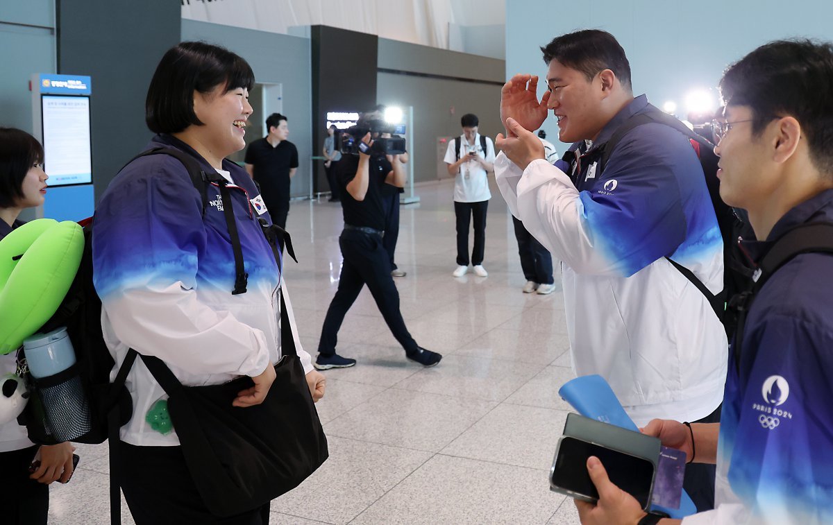 파리올림픽 유도대표팀 김민종 선수(오른쪽)가 18일 오전 인천국제공항 2터미널에서 출국에 앞서 김하윤 선수를 향해 카메라를 든 모습을 연출해 웃음을 만들고 있다. 2024.7.18 뉴스1