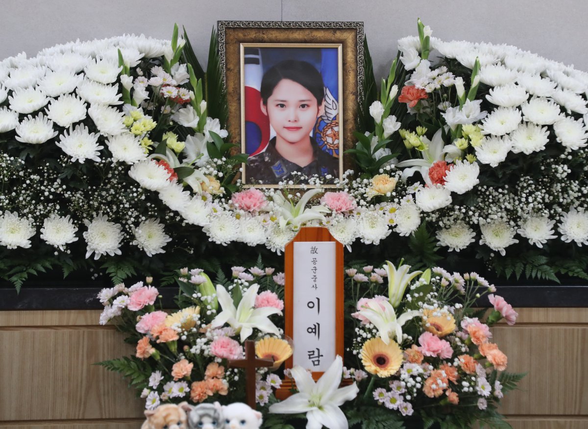 공군 성폭력 피해자인 고(故) 이예람 중사의 장례식이 사망 3년 2개월 만에 진행된 18일 오전 경기 성남시 분당구 국군수도병원 장례식장에 이 중사의 빈소가 마련돼 있다. 2024.7.18/뉴스1