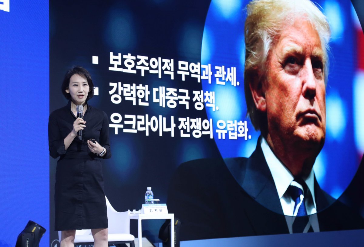 김지윤 아산정책연구원 센터장(오른쪽)이 18일 제주 신라호텔에서 열린 대한상공회의소 제주포럼에서 미국 대선과 급변하는 국제 정세를 주제로 강연을 하고 있다.(대한상의 제공) 2024.7.18/뉴스1