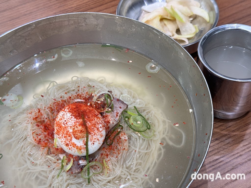 낙원동에서 영업을 재개한 을지면옥의 물냉면. ‘의정부파인 을지면옥 냉면은 육수에 고춧가루를 뿌려 낸다. 윤우열 동아닷컴 기자 cloudancer@donga.com