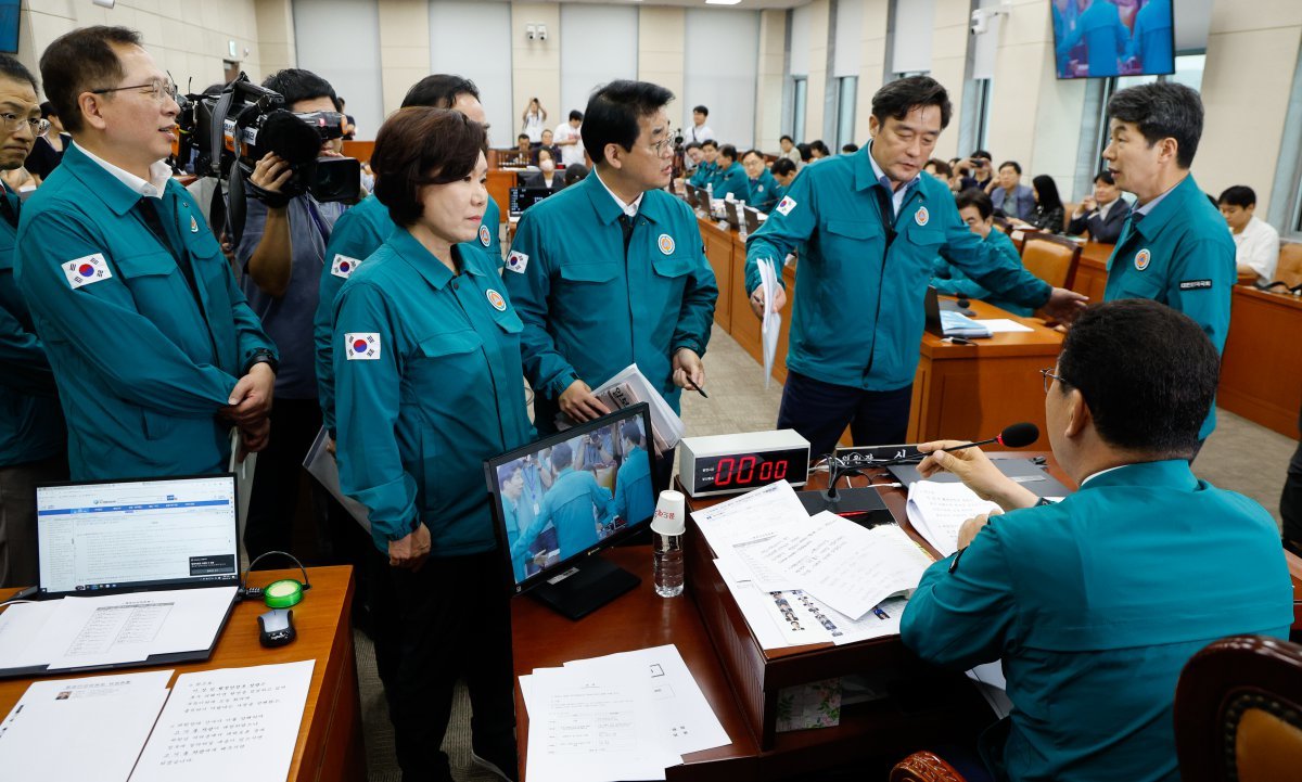 행안위 여야 의원들은 이날 이재명 더불어민주당 의원 발의 ‘2024년 민생위기 극복을 위한 특별조치법안’(전 국민 25만원 지원법)을 놓고 격돌했다. 2024.7.18 뉴스1