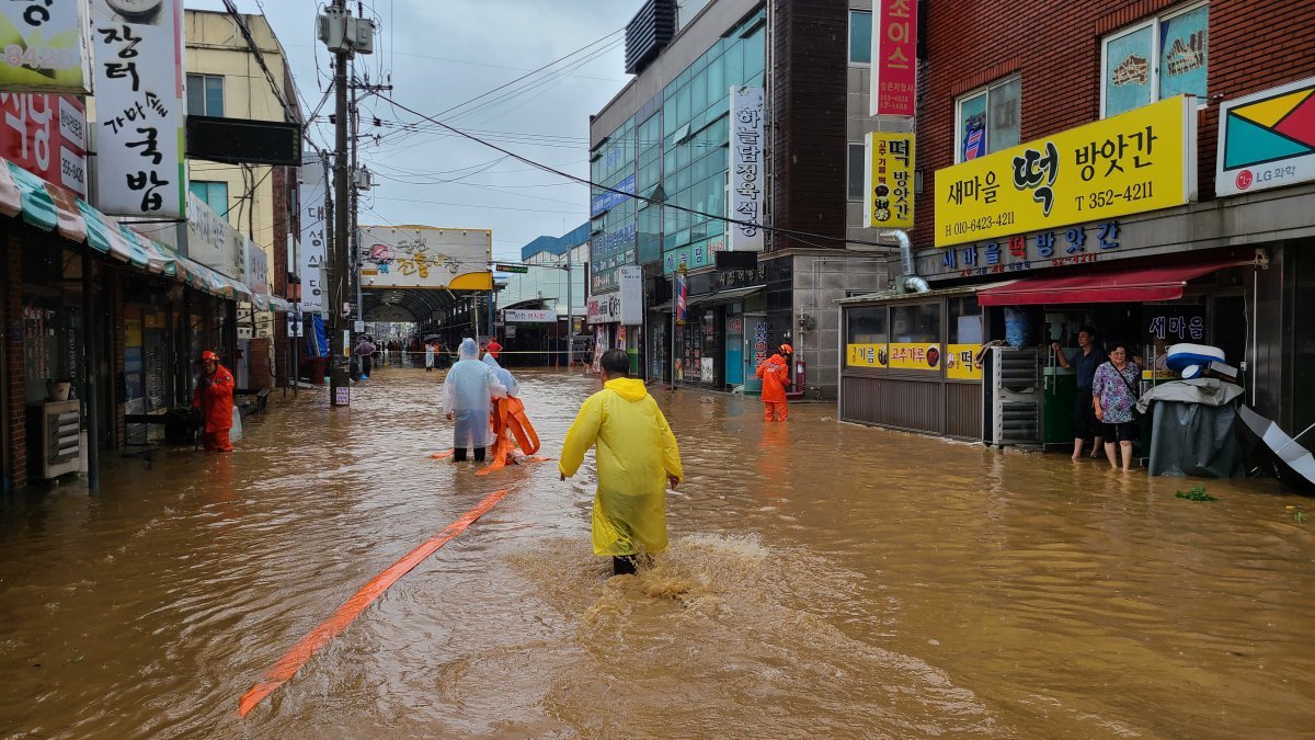 중부지방에 폭우가 내리고 있는 18일 충남 당진전통시장이 침수 돼있다. (당진시 제공) 2024.7.18