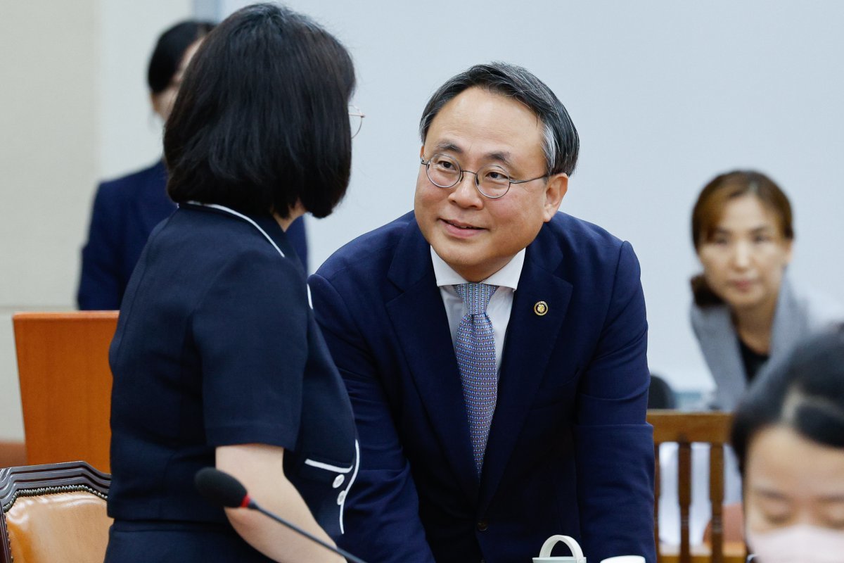 고기동 행정안전부 차관이 18일 오후 서울 여의도 국회에서 열린 행정안전위원회 제416회국회(임시회) 3차 전체회의에 앞서 용혜인 기본소득당 대표와 대화하고 있다. 2024.7.18/뉴스1