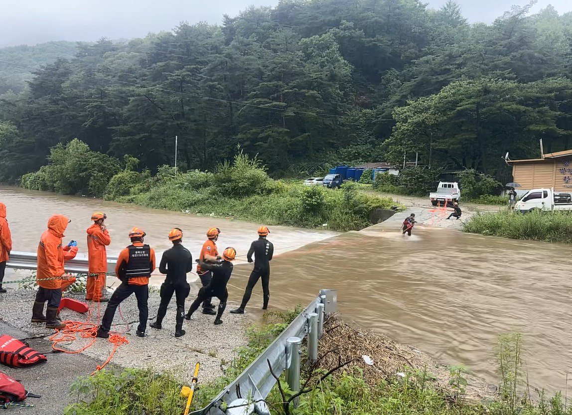 전국적으로 폭우가 내린 18일 충북 제천에서 불어난 하천에에 고립된 주민을 소방대원들이 구조 하고 있다. 2024.7.18/충북소방본부 제공