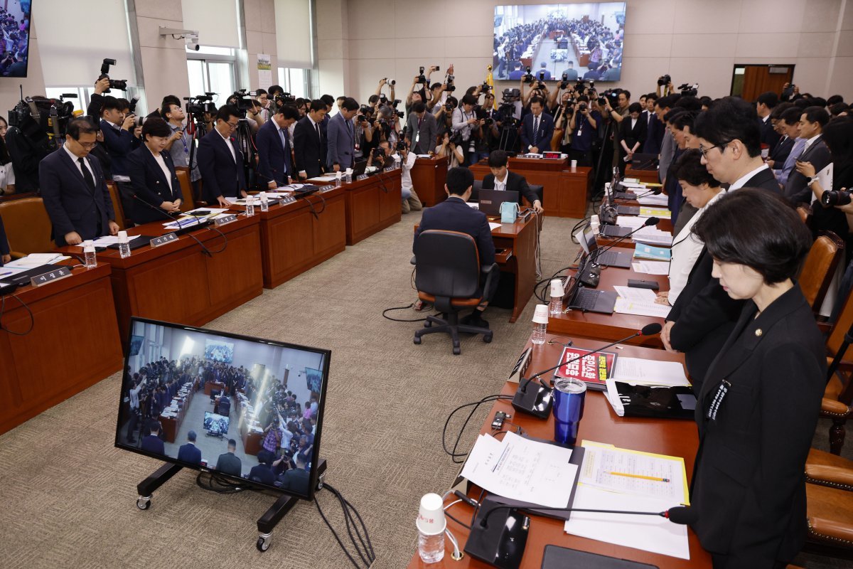 채상병 순직 1주기인 19일 오전 서울 여의도 국회 법제사법위원회에서 열린 ‘윤석열 대통령 탄핵소추안 즉각 발의 요청에 관한 청원 관련 1차 청문회’서 정청래 위원장과 여야 의원들이 묵념하고 있다. 2024.7.19/뉴스1