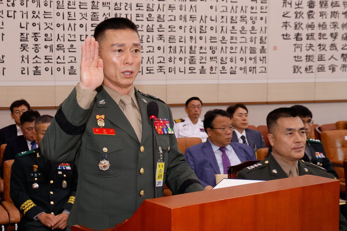 임성근 전 해병대 1사단장이 19일 오후 서울 여의도 국회 법제사법위원회에서 열린 ‘윤석열 대통령 탄핵소추안 즉각 발의 요청’에 
관한 청원 관련 청문회에서 증인 선서를 하고 있다. 앞줄 오른쪽은 박정훈 전 해병대수사단장. 2024.7.19. 뉴스1