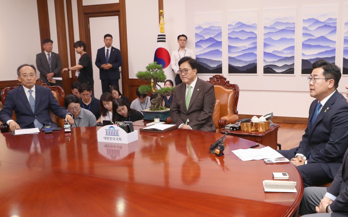 박찬대 더불어민주당 대표 직무대행 겸 원내대표가 지난 16일 오후 서울 여의도 국회의장실에서 열린 국회의장 주재 여야 원내대표 회동에서 발언하고 있다. 왼쪽부터 추경호 국민의힘 원내대표, 우원식 국회의장, 박 직무대행. (공동취재) 2024.7.16/뉴스1