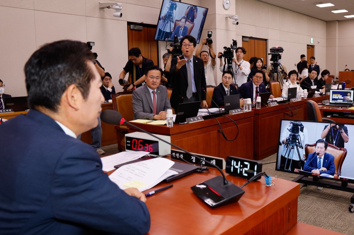 19일 오후 서울 여의도 국회 법제사법위원회에서 열린 ‘윤석열 대통령 탄핵소추안 즉각 발의 요청에 관한 청원 관련 1차 청문회’에서 정청래 위원장이 곽규택 국민의힘 의원을 향해 “계속 째려보고 있다“며 발언권을 중지한다고 하자 곽 의원이 반발하고 있다. 뉴스1