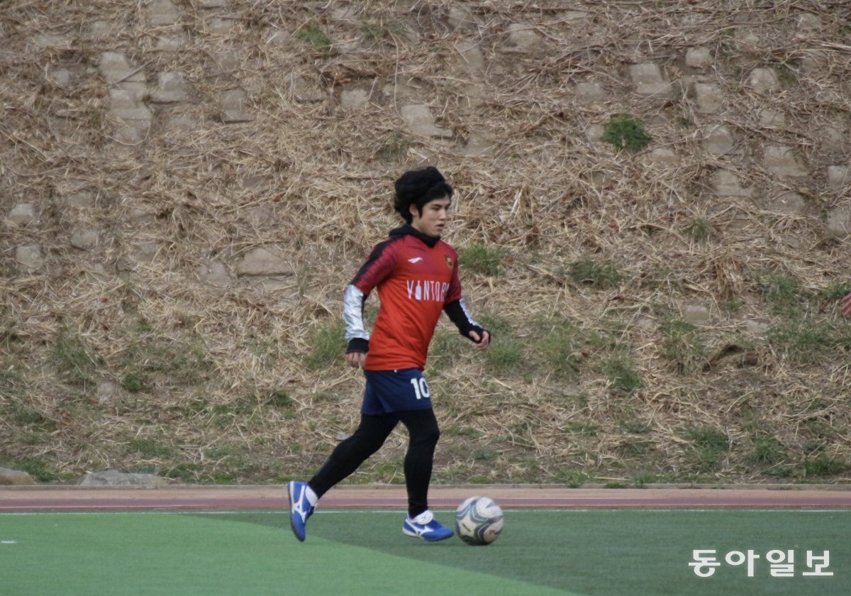 2021년 외대 축구동아리에서 뛰고 있는 정 씨. 그는 대학 축구동아리에서도 10번을 달고 에이스로 활약했다.