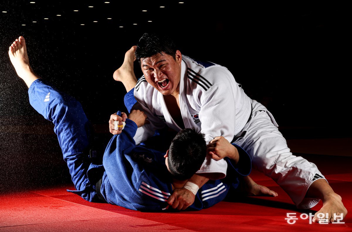 남자 유도 100kg 초과급 김민종(오른쪽)은 3년 전 도쿄 올림픽에 이어 이번 파리 올림픽에서도 중고교는 물론이고 대학까지 모두 1년 후배인 서동규(왼쪽)가 파트너로 나선다. 진천=양회성 기자 yohan@donga.com