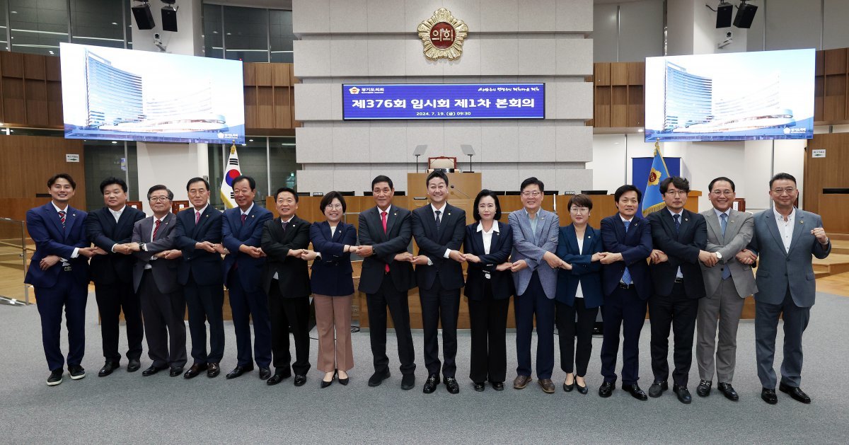 김진경 경기도의회 후반기 의장과 부의장, 각 상임위원장. 경기도의회 제공