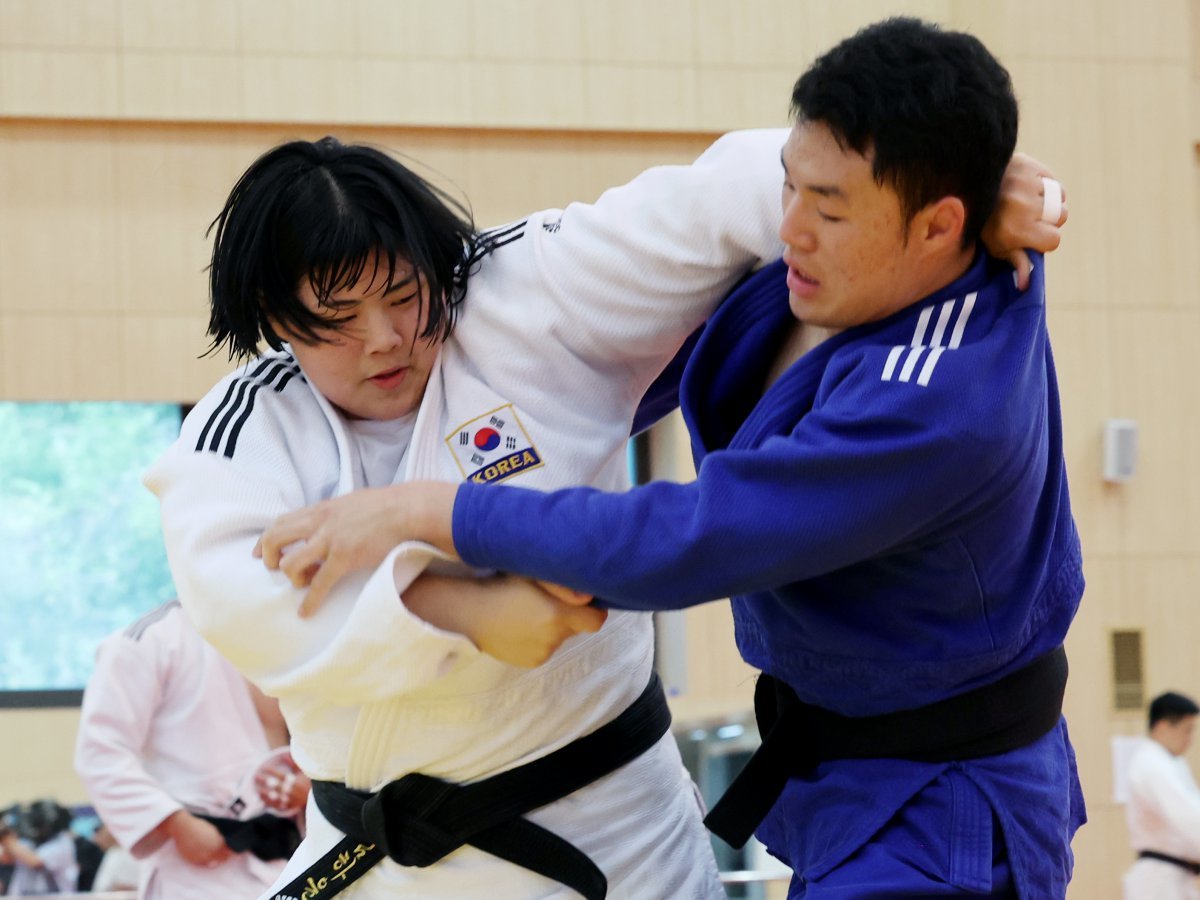 여자 유도 78kg 초과급 메달에 도전하는 김하윤(왼쪽)이 남자 파트너 백성민 선수를 상대로 메치기 훈련을 하고 있다. 대한유도회 제공