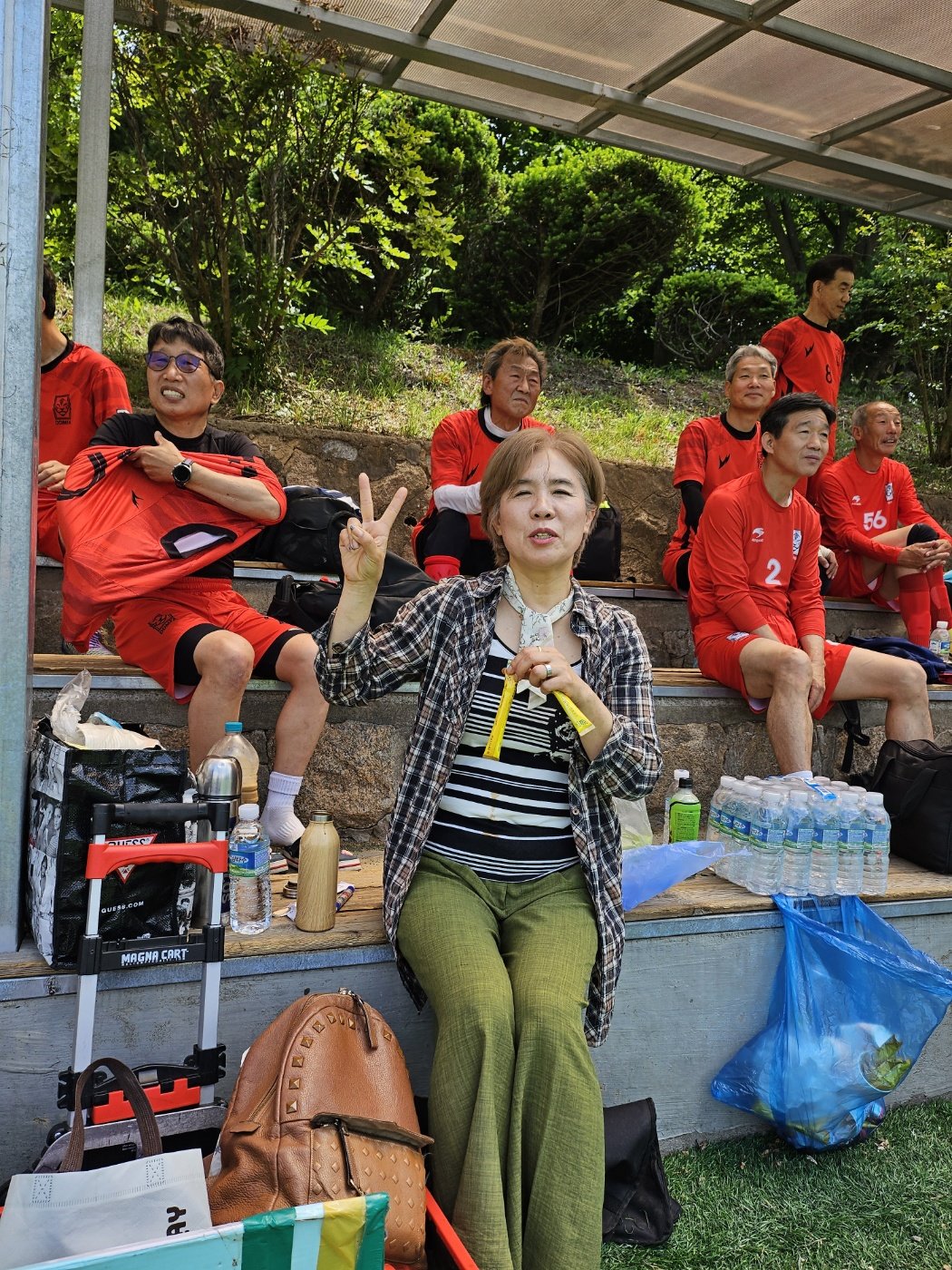 김선여 씨는 2020년 신종 코로나바이러스 감염증(코로나19)이 확산해 수영하지 못하자 남편 신재철 단장을 따라다니며 응원전을 펼치고 있다.  코로나19가 잠잠해진 지금은 주중 수영, 주말 토요일은 축구 응원, 일요일엔 등산을 즐기고 있다. 김선여 씨 제공.