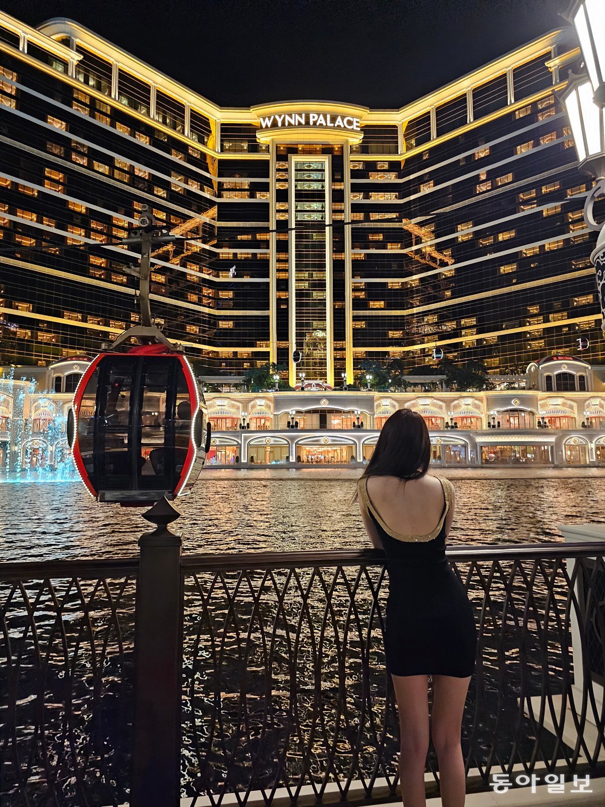 Performance Lake Fountain Show and Cable Car at Wynn Palace Hotel.