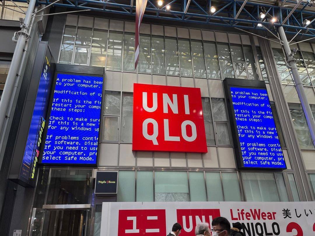 'Blue Screen' Appears at Japanese Clothing Store On the 19th, a so-called 'blue screen' appeared on the electronic display of a Japanese clothing company Uniqlo's domestic store, with an English message indicating an error in white letters on a blue background instead of the original advertising image. 'X' Capture