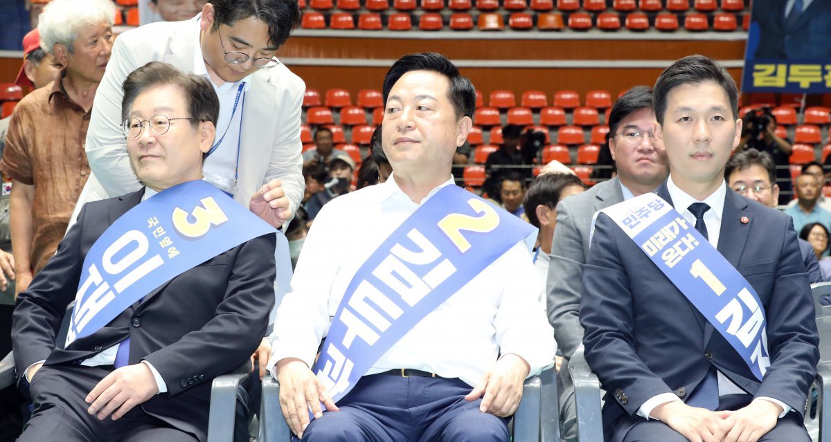 20일 오전 제주시 한라체육관에서 열린 더불어민주당 ‘제1차 정기 전국당원대회(전당대회) 당대표·최고위원 후보자 합동연설회’에서 이재명·김두관·김지수(왼쪽부터) 당 대표 후보가 나란히 앉아있다. 2024.7.20/뉴스1 ⓒ News1