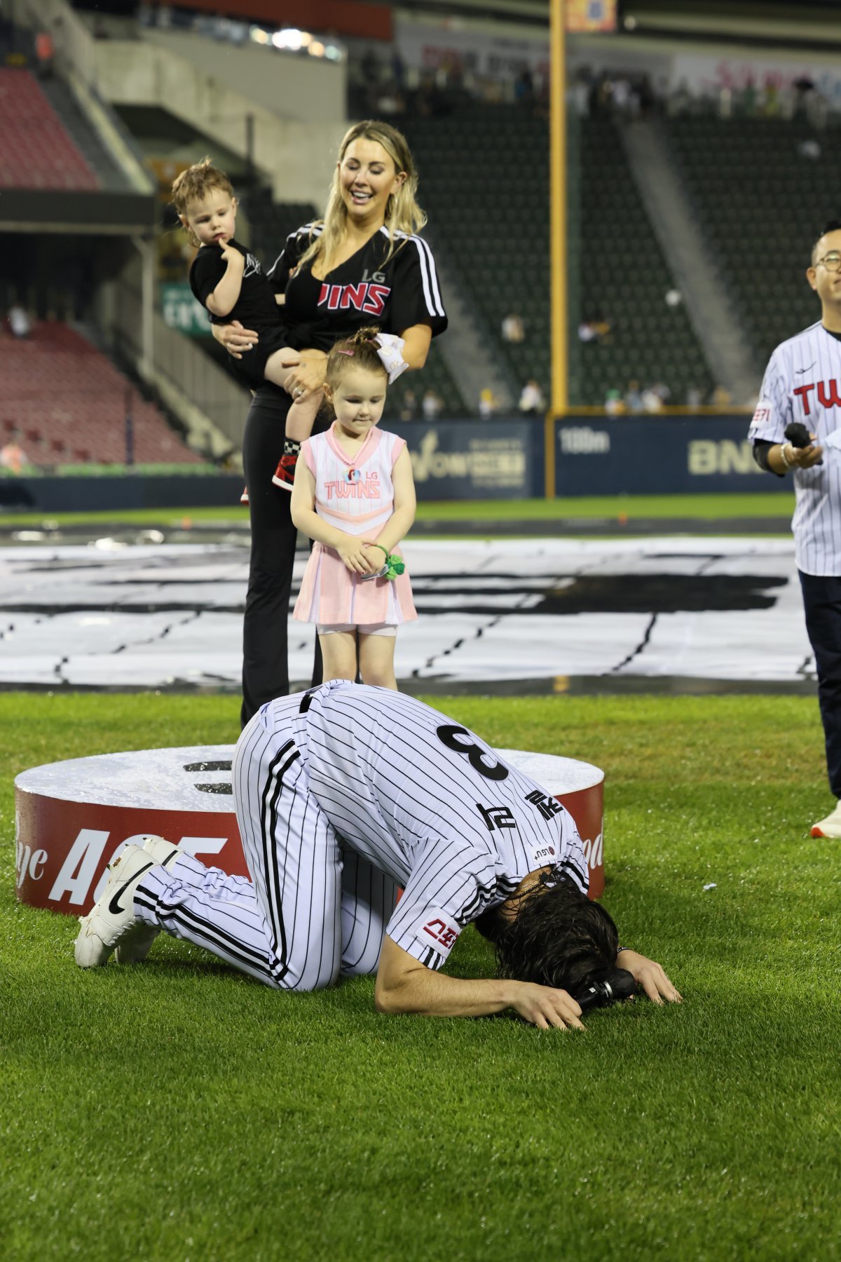 LG Twins' Casey Kelly bows to the crowd after his farewell game was called off on the 20th. (Courtesy of LG)