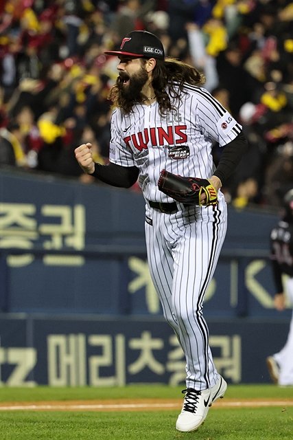 Kelly roaring during Game 5 of the Korean Series last year. News 1