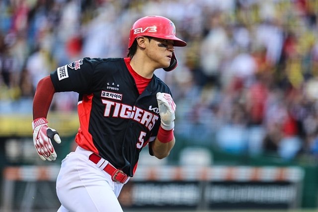 KIA's Kim Do-young hits his 24th home run of the season. Courtesy of KIA