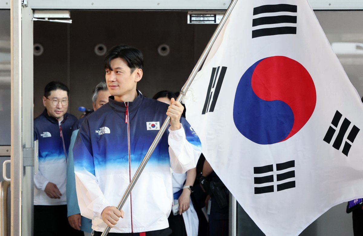 펜싱 대표팀 구본길을 비롯한 2024 파리올림픽 선수단 본단이 21일 오전(한국시간) 프랑스 파리 샤를 드골 공항을 통해 입국하고 있다. 2024.7.21. 뉴스1