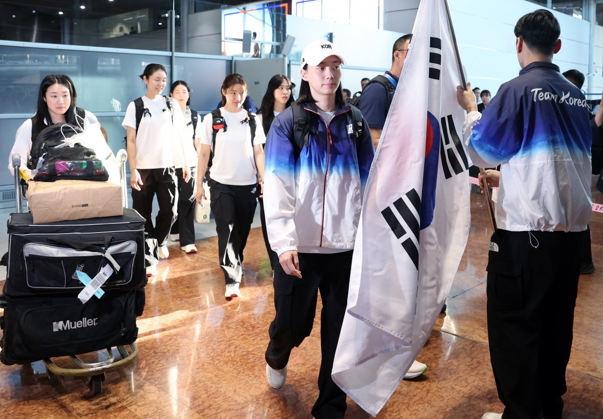 2024 파리올림픽 대한민국 선수단 본단이 21일 오전(한국시간) 프랑스 파리 샤를 드골 공항을 통해 입국하고 있다. 2024.7.21. 뉴스1