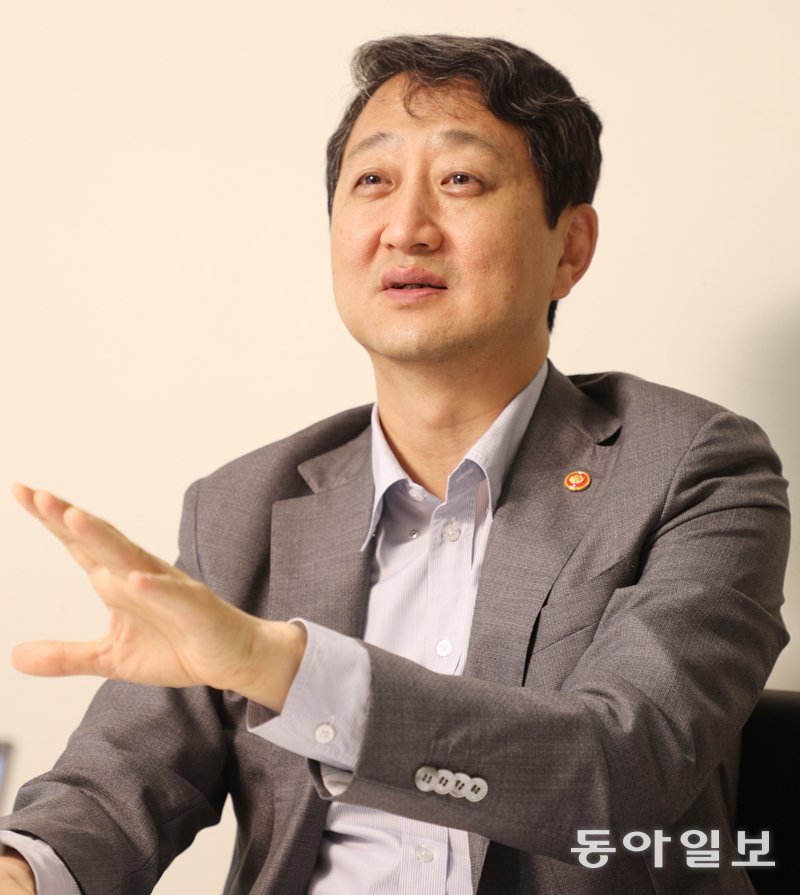 안덕근 산업통상자원부 장관은 19일 오전 서울 중구의 한 식당에서 본보와 인터뷰를 갖고 “향후 장기적인 전력 수급 계획에서 
원자력발전과 재생에너지가 함께 양 날개 역할을 해야 한다”고 강조했다. 신원건 기자 laputa@donga.com