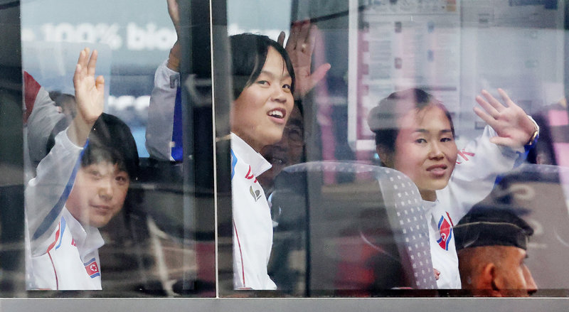 버스에서 손 흔드는 북한 선수들
파리 올림픽에 출전하는 북한 선수단이 21일 샤를드골 국제공항을 통해 입국해 선수촌행 버스에 탑승한 뒤 마중 나온 ‘조선-프랑스 
친선협회’ 회원들에게 손을 흔들고 있다. 8년 만에 올림픽에 복귀한 북한 선수단은 한국 취재진과의 접촉은 피했다. 파리=뉴스1