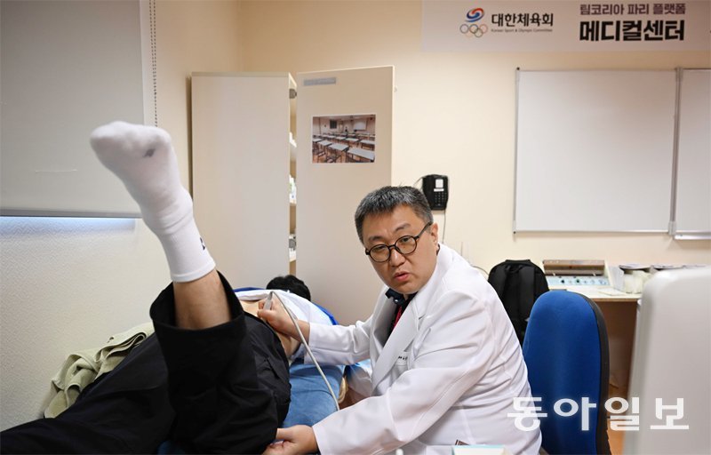 프랑스 퐁텐블로에 차려진 한국 선수단 사전 훈련캠프 ‘팀 코리아 파리 플랫폼’ 메디컬센터에서 배드민턴 국가대표 서승재(왼쪽)가 치료받고 있다. 메디컬센터에는 재활의학과, 정형외과 전문의와 물리치료사가 상주한다. 
퐁텐블로=양회성 기자 
yohan@donga.com