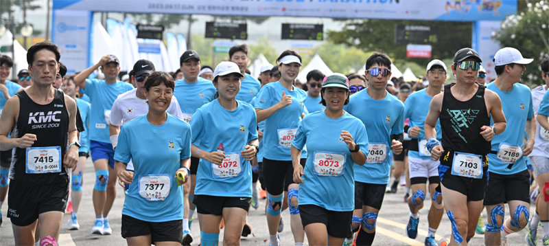 지난해 9월 열린 슈퍼블루마라톤 대회 참가자들이 스타트 라인을 힘차게 출발하고 있다. 대회 조직위원회 제공