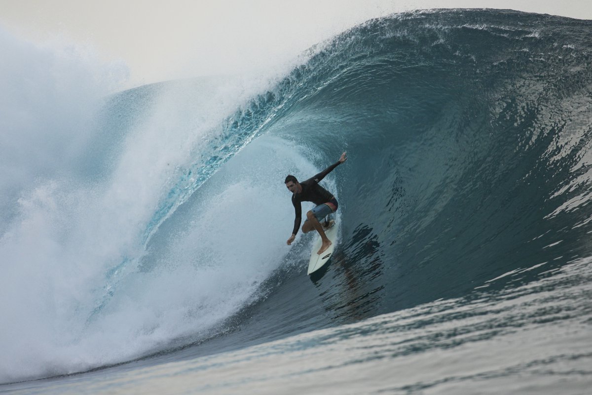 Un surfista atrapa una ola en Tahití, donde se celebrará la competición olímpica de surf de París a finales de este mes.  Noticias AP