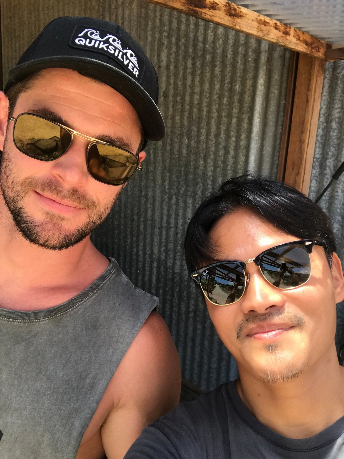 El director Song Min y el famoso actor australiano Chris Hemsworth.  Hemsworth es un entusiasta del surf y los dos se conocieron mientras practicaban surf.  El director presentó la canción.