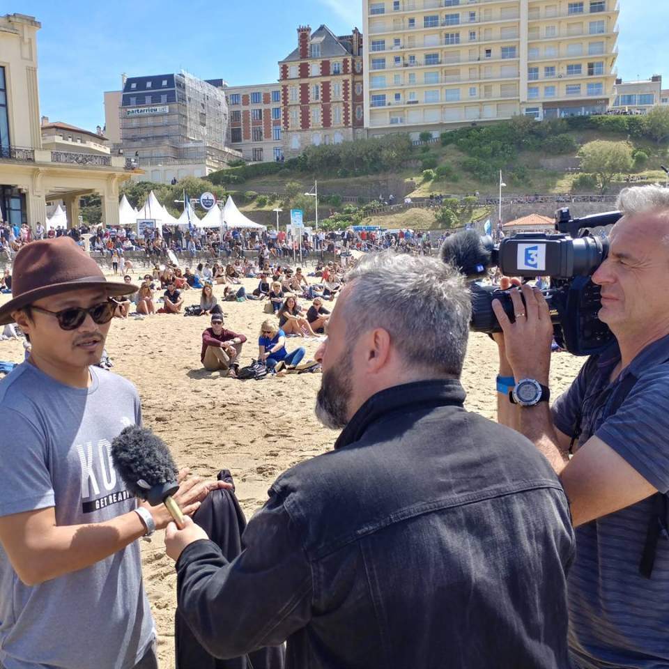 El entrenador Song Min concede una entrevista a los medios locales en el Campeonato Mundial de 2017, donde dirigió a la selección nacional de Corea por primera vez.  El director presentó la canción.