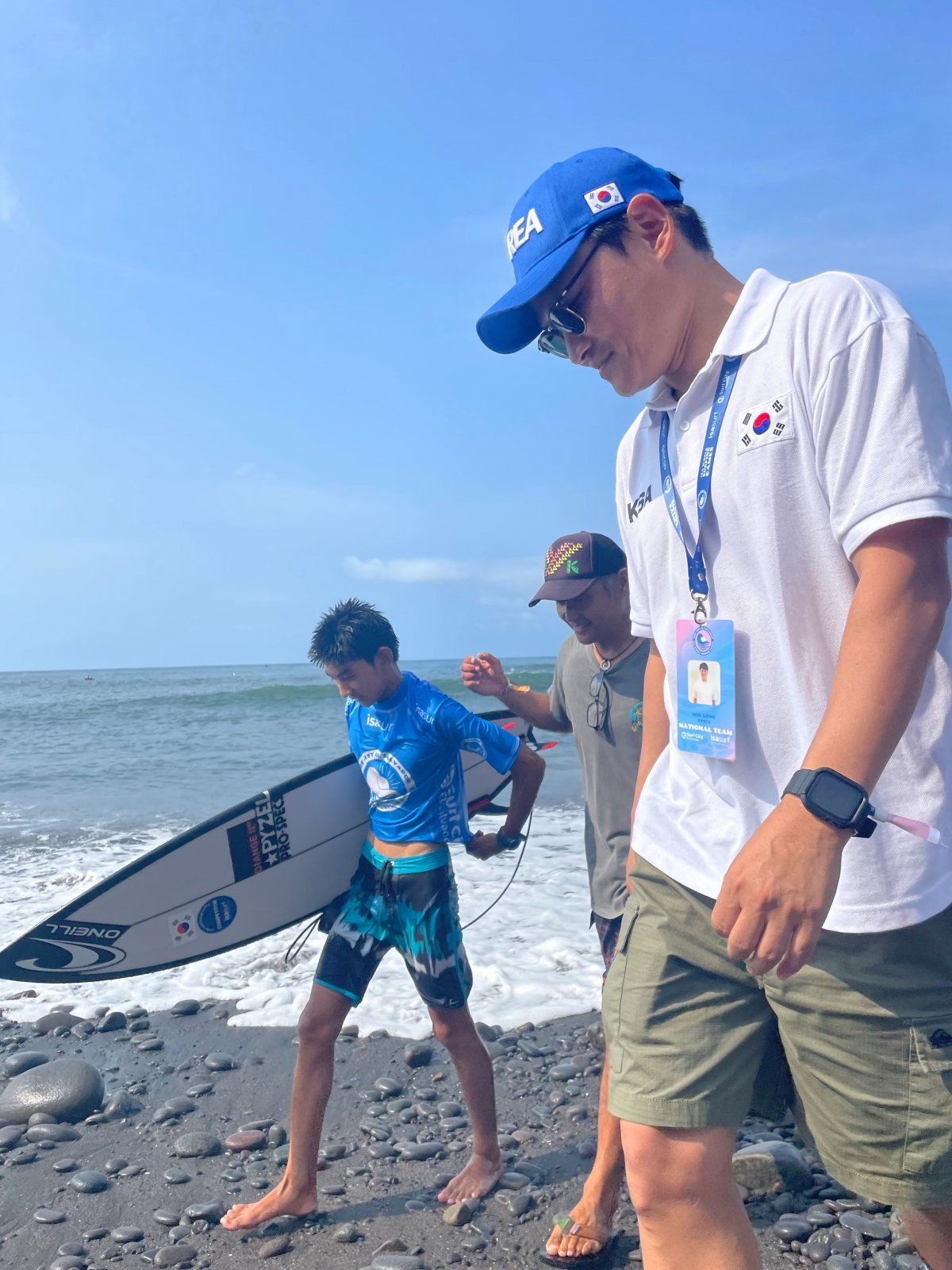 El entrenador Chang Min y los jugadores en el Campeonato Mundial del año pasado en El Salvador.  El director presentó la canción.