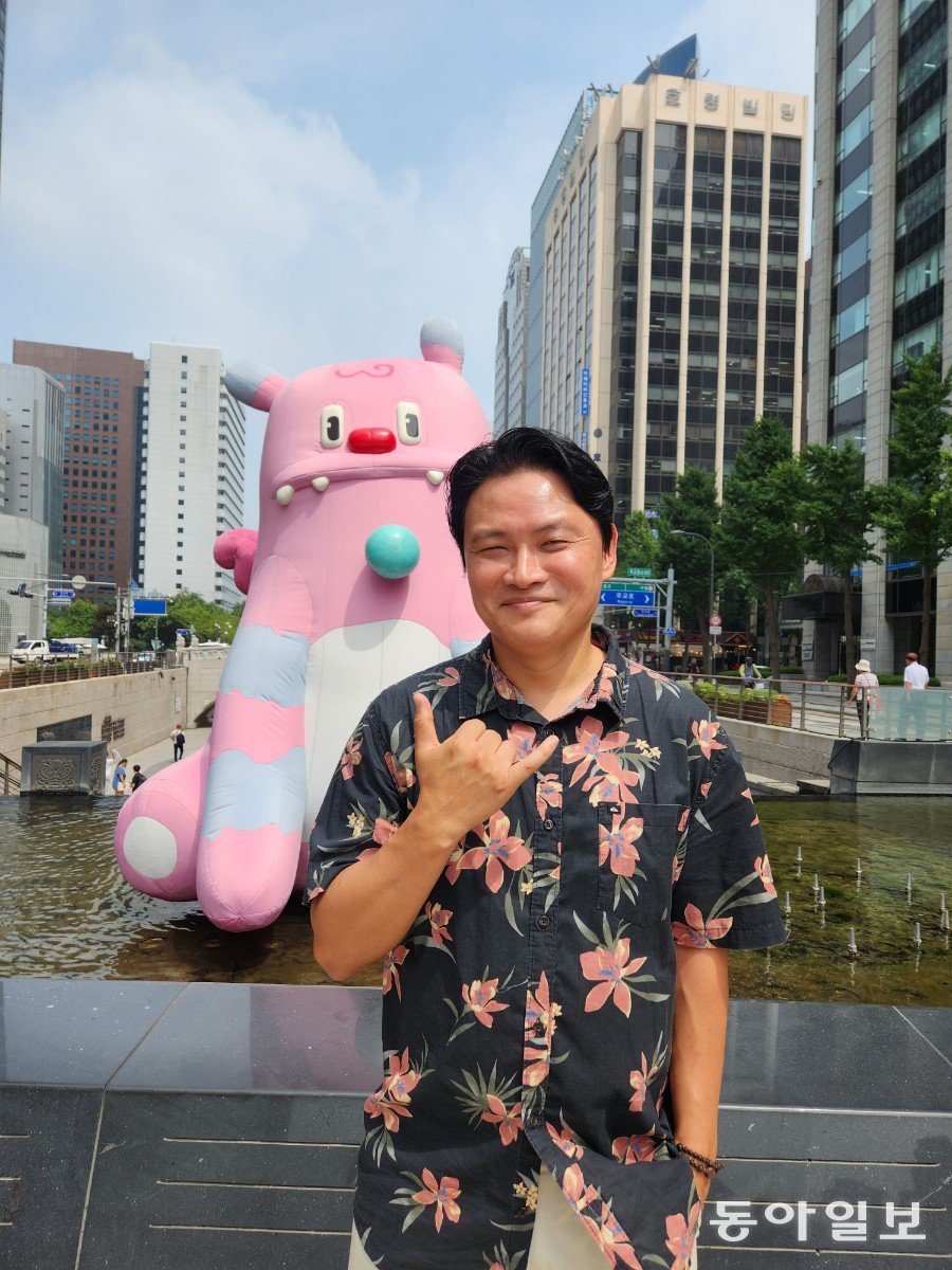 El director Song Min posa en Cheonggyecheon en Seúl.  Corresponsal Hyeonjae Lee