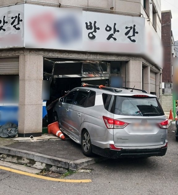 21일 오후 인천 미추홀구 용현동 한 방앗간에 차량이 돌진해 있다. 인천소방본부 제공