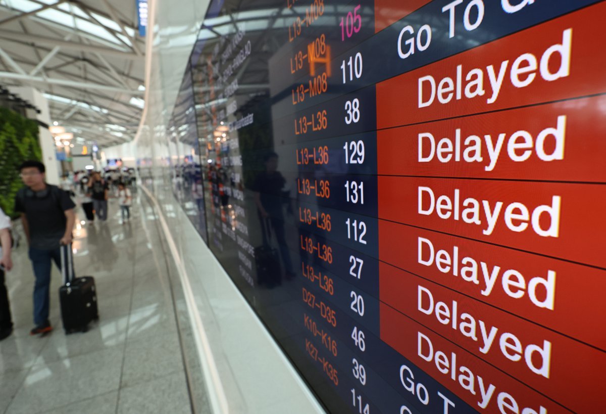 21일 인천국제공항 출국장 전광판에 항공편 지연을 알리는 안내가 표시되고 있다. 지난 19일 미국 클라우드 서비스 장애와 관련해 인천공항에 취항하는 국내외 항공사들의 발권시스템 먹통으로 항공기 지연·결항이 속출했다. 2024.7.21/뉴스1