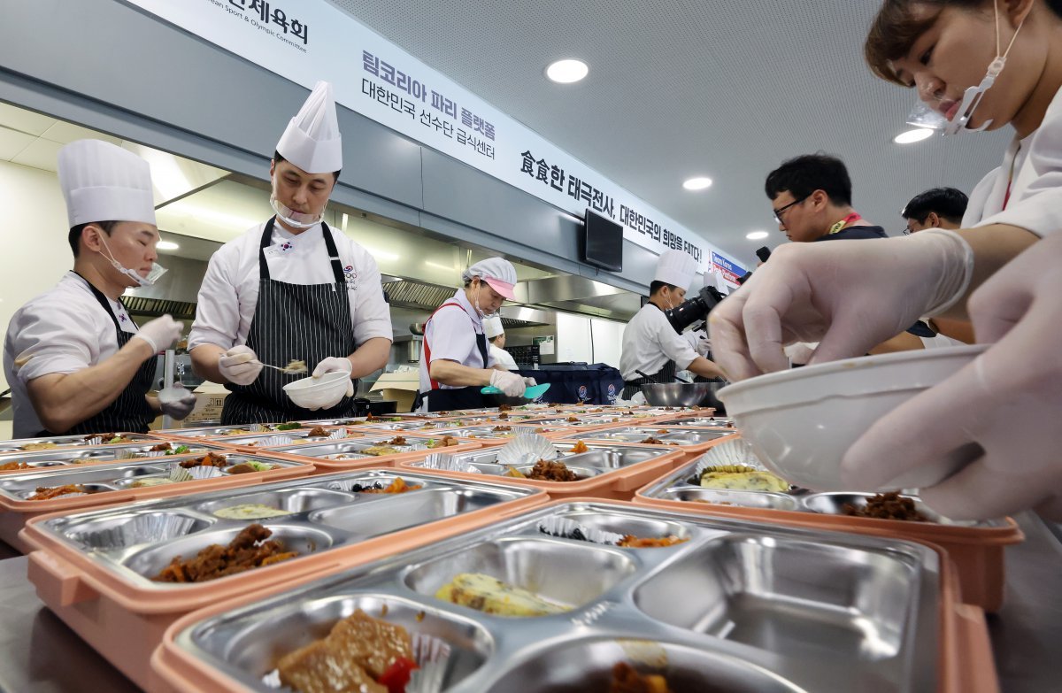 21일(한국시간) 대한민국 선수단의 사전캠프인 프랑스 퐁텐블로 ‘팀코리아 파리 플랫폼’에서 영양사와 요리사들이 선수촌에 입촌해 있는 탁구와 체조 선수들의 도시락 배달을 위해 준비하고 있다. 2024.7.21/뉴스1