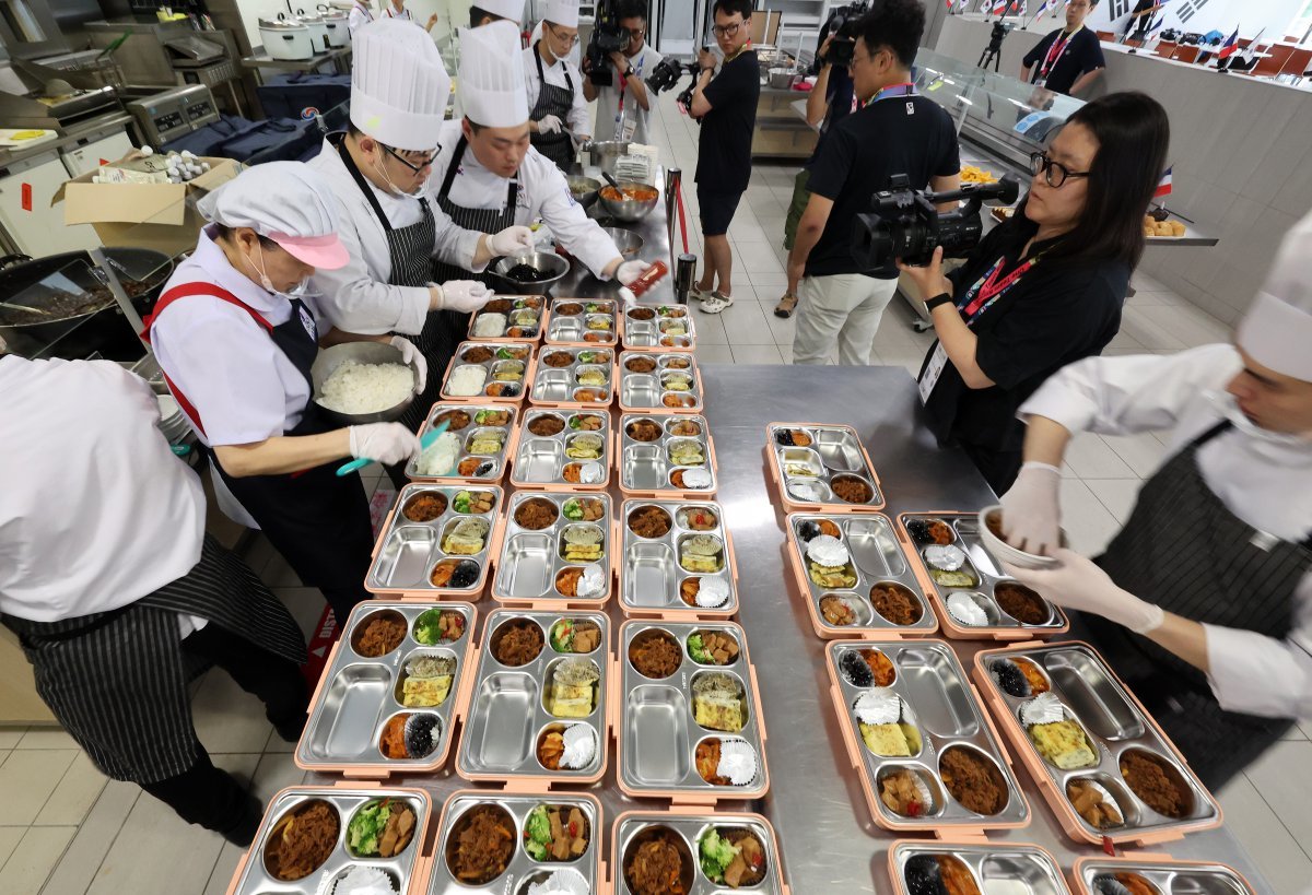 21일(한국시간) 대한민국 선수단의 사전캠프인 프랑스 퐁텐블로 ‘팀코리아 파리 플랫폼’에서 영양사와 요리사들이 선수촌에 입촌해 있는 탁구와 체조 선수들의 도시락 배달을 위해 준비하고 있다. 2024.7.21/뉴스1